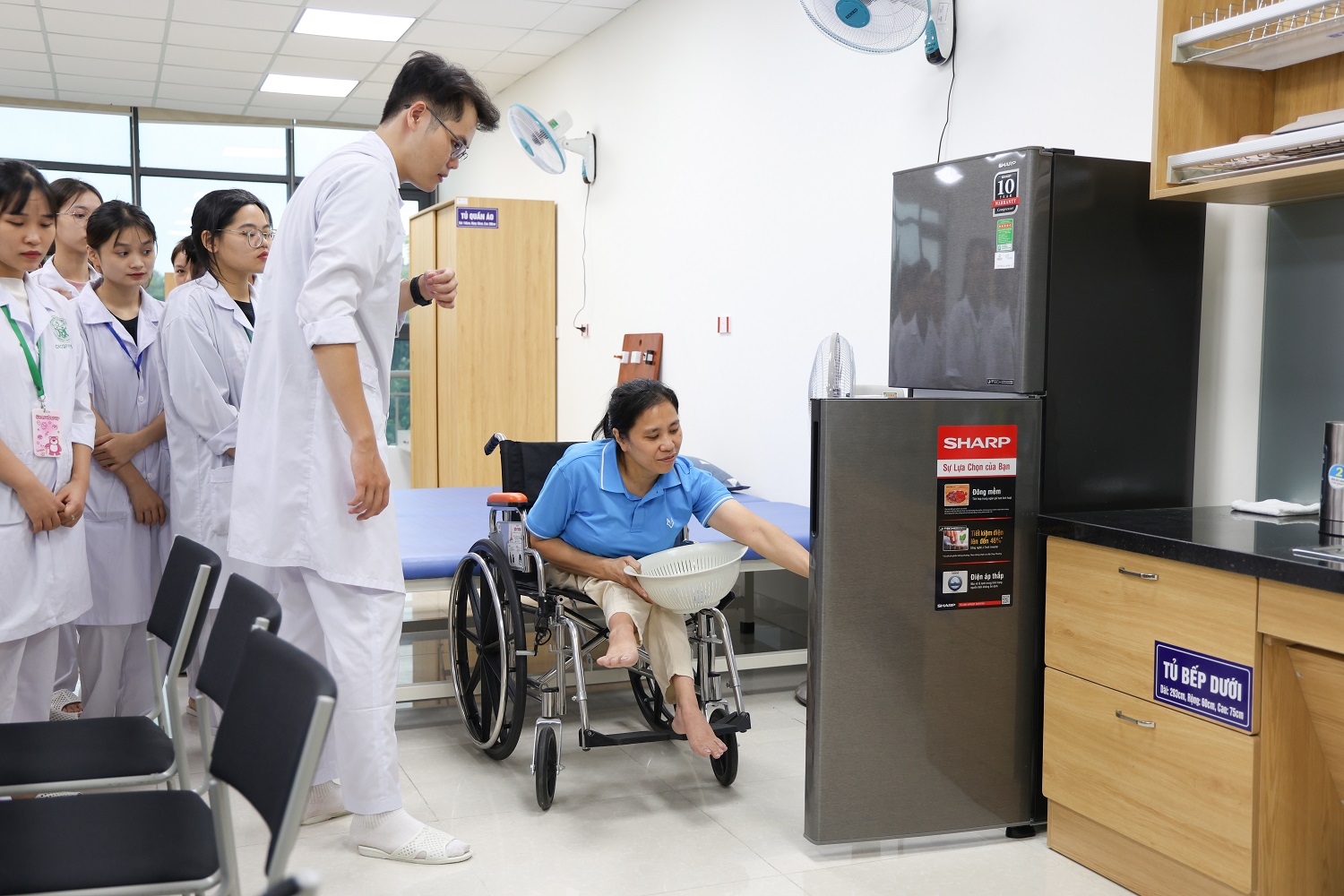 ACDC tìm cung cấp và lắp đặt hệ thống trang thiết bị cho mô hình nhà trung chuyển tại trường đại học y tế công cộng Hà Nội